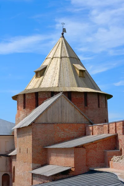 Metropolitan toren in de vesting van novgorod. — Stockfoto
