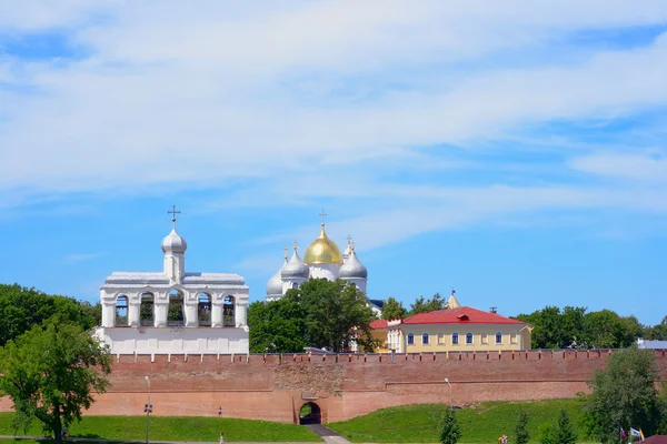 Blick auf eine Festung, die Sofia-Kathedrale und einen Domglockenturm — Stockfoto