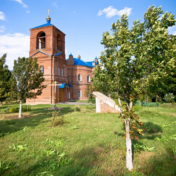 Церковь из красного кирпича — стоковое фото