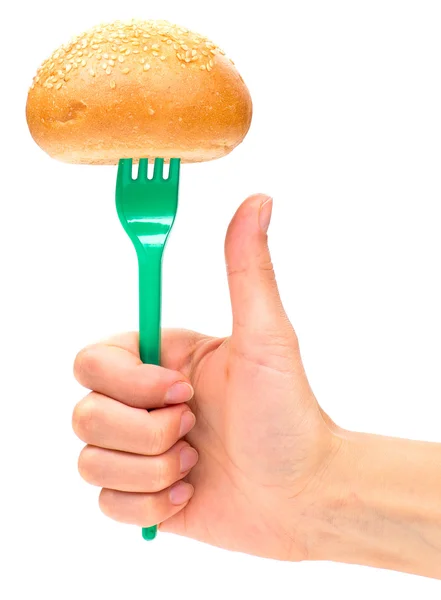 Hand met een broodje op de vork — Stockfoto