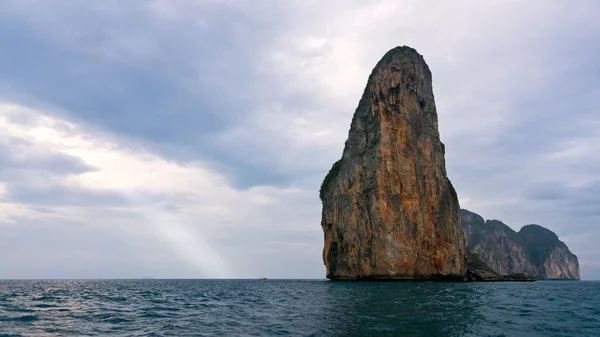 Скеля в морі — стокове фото