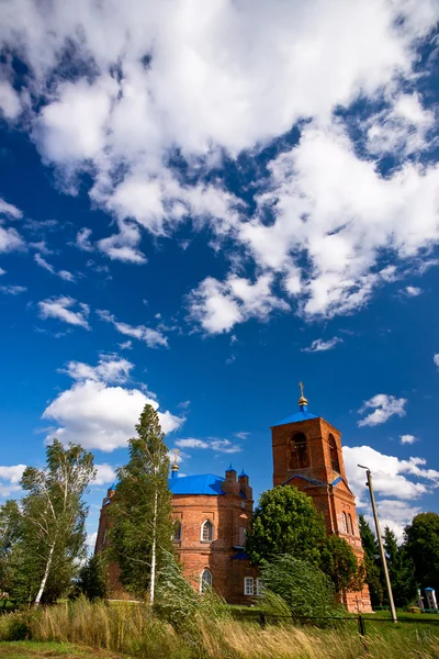 Iglesia rusa y abedul —  Fotos de Stock
