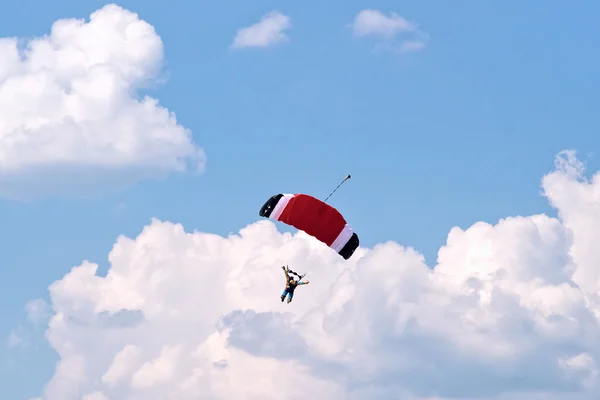 Paraquedas no céu — Fotografia de Stock