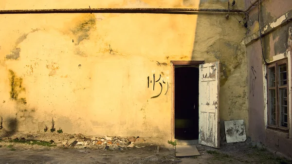Ruwe muur en deur — Stockfoto