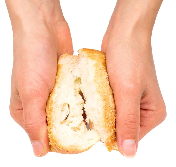 Broodje met trouwring binnen — Stockfoto
