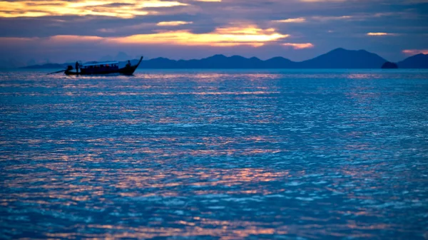 Barco no pôr do sol mar — Fotografia de Stock