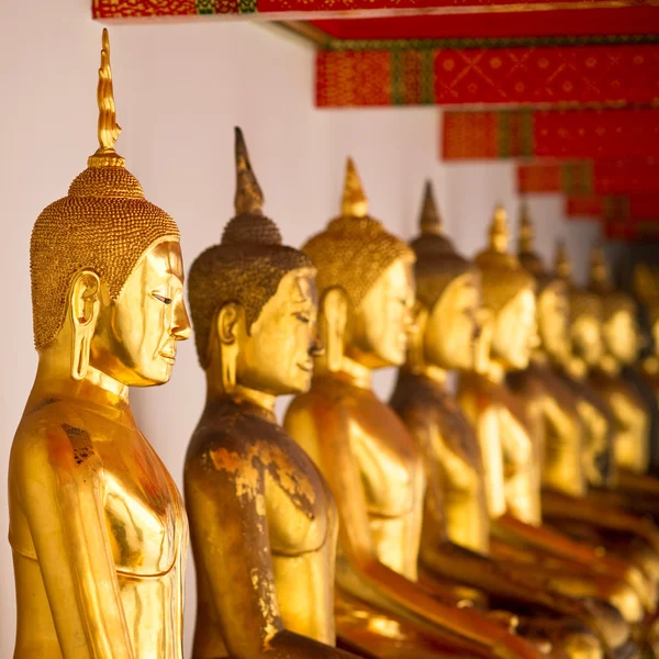 Standbeelden van gouden Boeddha — Stockfoto