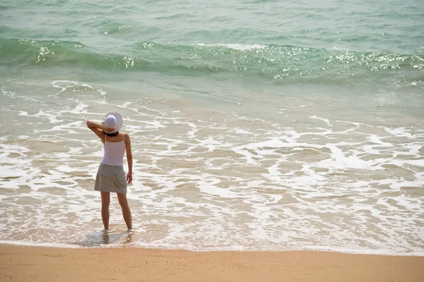 女性と海 — ストック写真