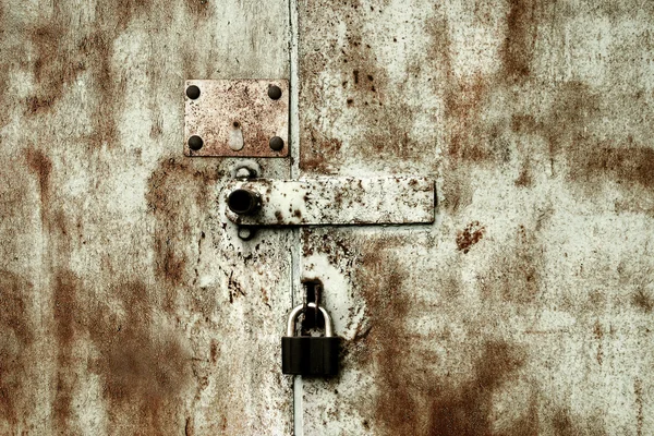 Gammalt rostigt lås på dörren — Stockfoto