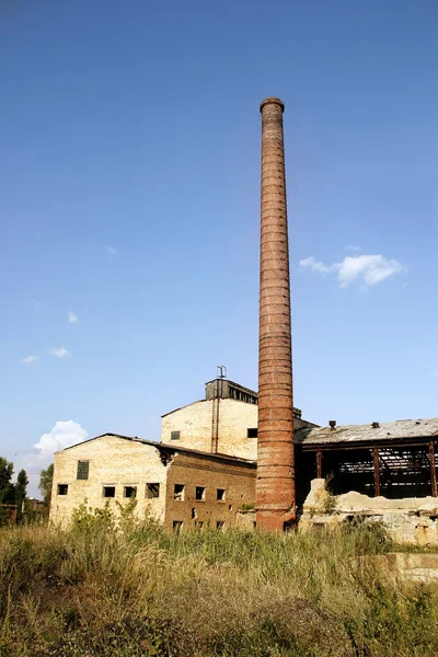 Grunge gebroken fabriek — Stockfoto