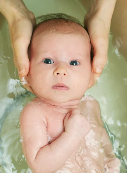 Novorozené dítě plavat — Stock fotografie