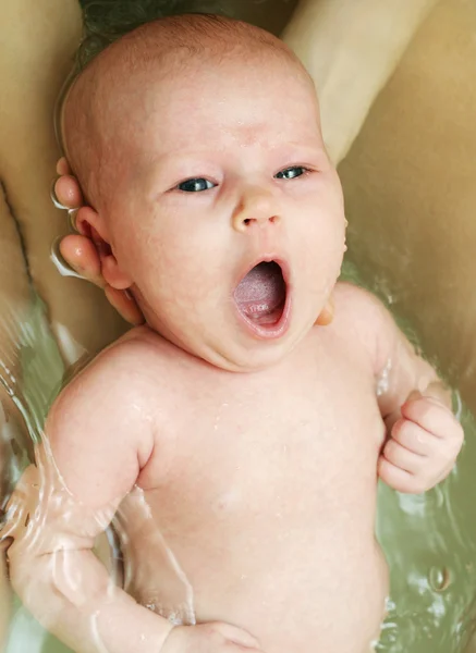 初生婴儿游泳 — 图库照片