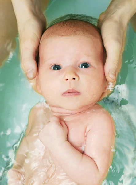 Vastasyntynyt vauva uida — kuvapankkivalokuva