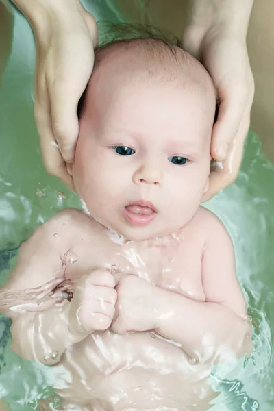 Bebé recién nacido nadar —  Fotos de Stock