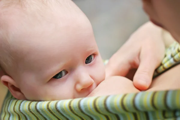 Moeder van borstvoeding haar pasgeboren baby — Stockfoto