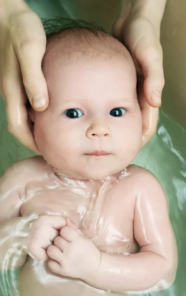 Pasgeboren baby zwemmen — Stockfoto