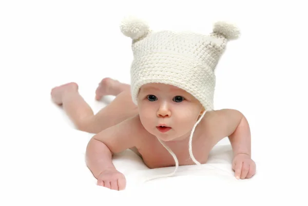 Новорожденный ребенок в шапке изолирован — стоковое фото