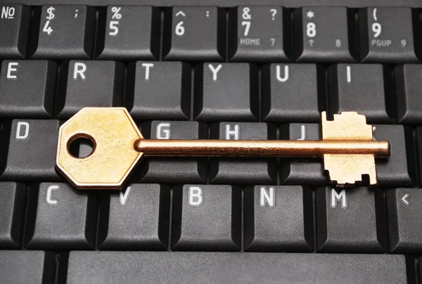 Klawiatura komputerowa z kluczem — Zdjęcie stockowe