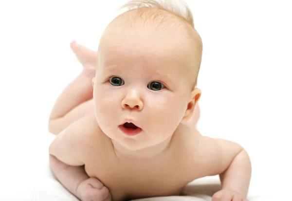 Яркая картина ползающей новорожденной девочки — стоковое фото