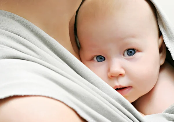 Bebê na funda — Fotografia de Stock
