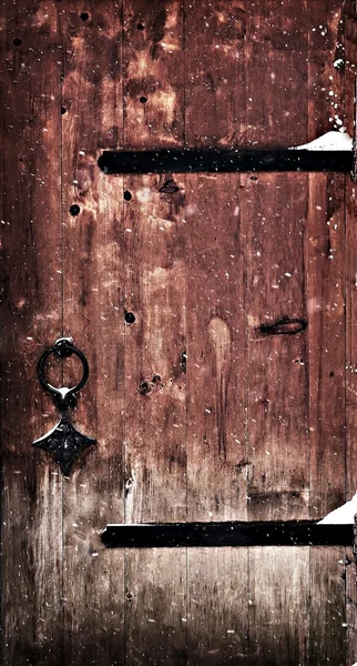 Дверь гранж-церкви — стоковое фото