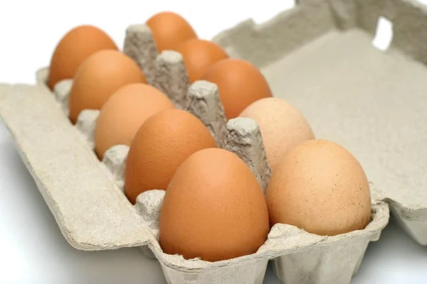 Яйца в коробке — стоковое фото