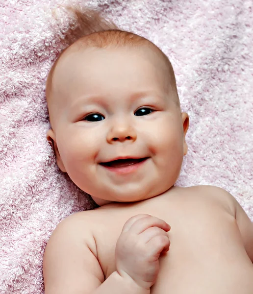 Bebê recém-nascido sorrindo — Fotografia de Stock