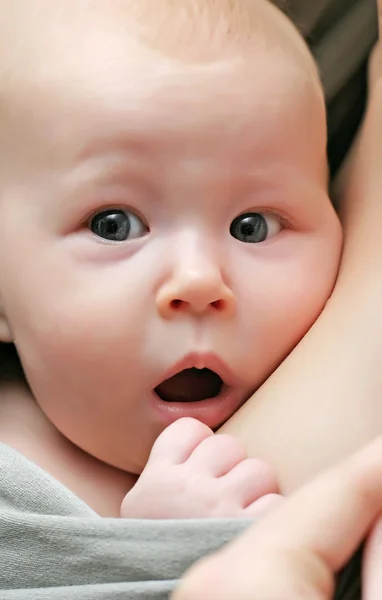 Неожиданный новорожденный — стоковое фото