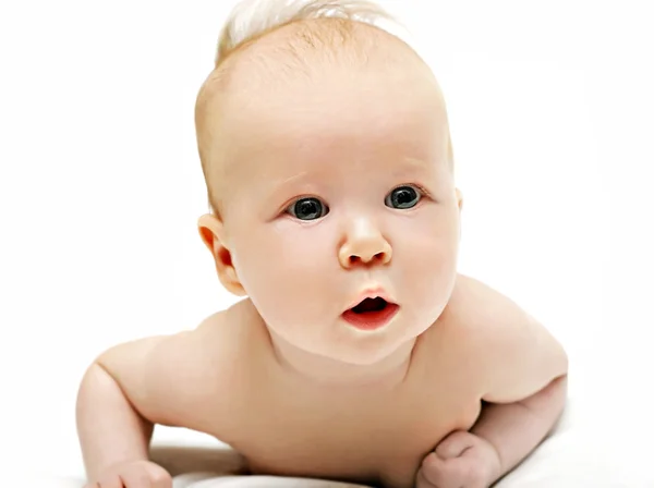 Helder beeld van kruipende pasgeboren babymeisje — Stockfoto