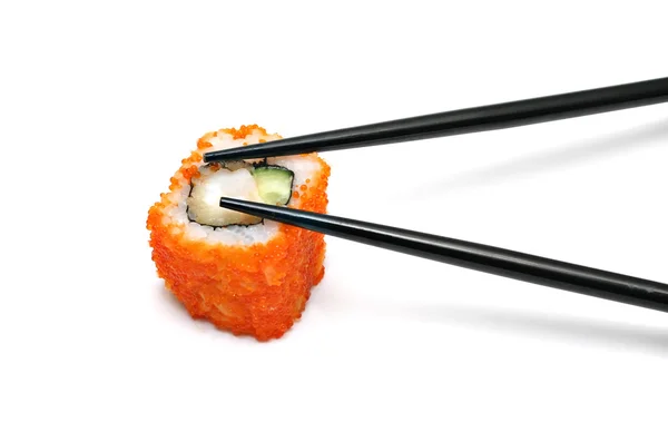 Einzelne japanische Sushi-Rolle und Essstäbchen — Stockfoto