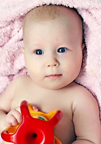 Новорожденный ребенок играет с погремушкой — стоковое фото