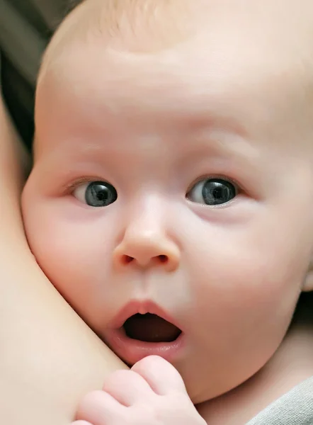 Bebê recém nascido surpreendente — Fotografia de Stock