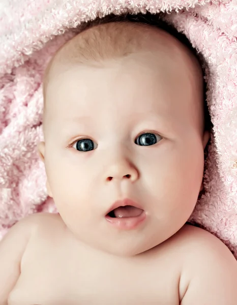 Bébé fille nouveau-né avec bouche ouverte — Photo