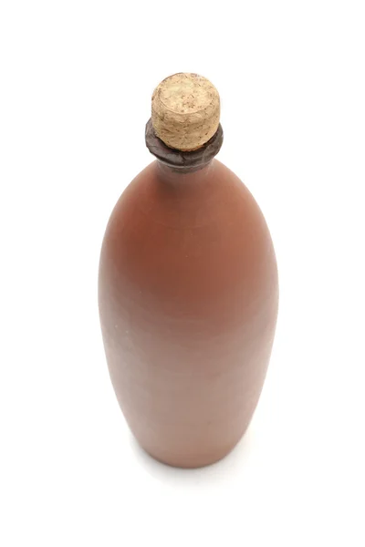 Butelka gliny z winorośli na białym tle — Zdjęcie stockowe