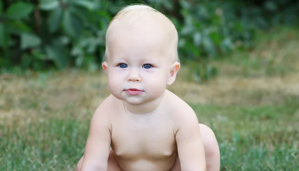 Bebê sentado ao ar livre — Fotografia de Stock