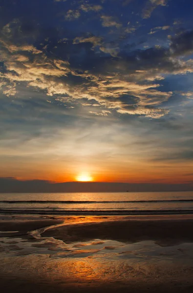 Solnedgång på karon beach — Stockfoto