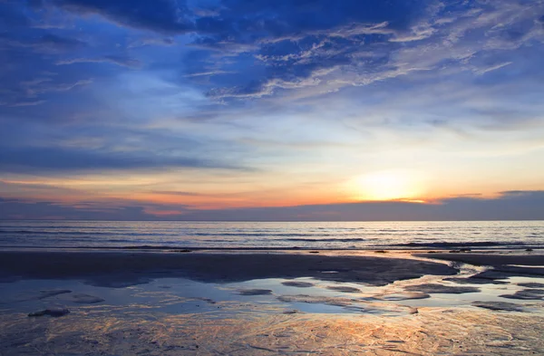 Solnedgång på karon beach — Stockfoto