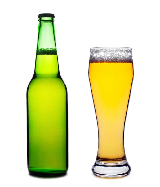 Garrafa de cerveja e vidro isolado — Fotografia de Stock