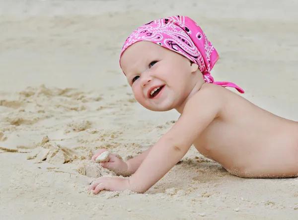 Baby op het strand — Stockfoto