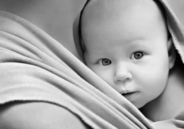 Bebé en la honda — Foto de Stock