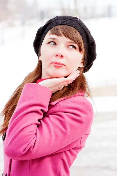 Женщина зимой в парке — стоковое фото