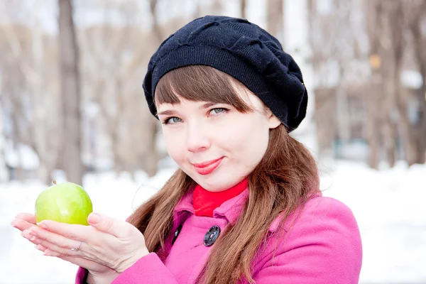 Жінка з зеленим яблуком в руках — стокове фото