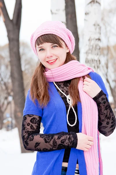 Frau ist im Winter in einem Park — Stockfoto
