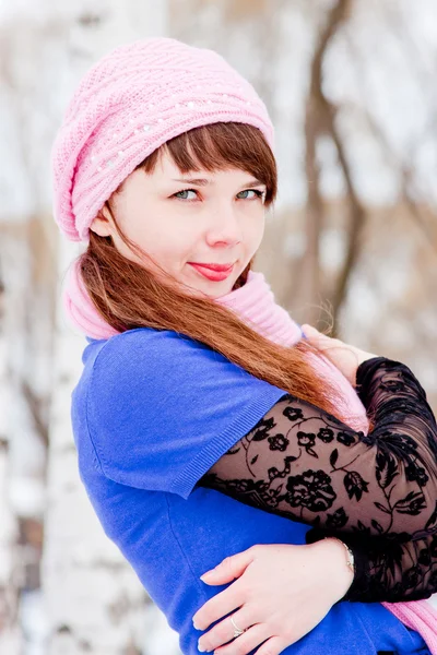 Женщина зимой в парке — стоковое фото