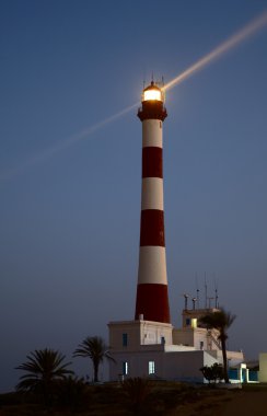 Alacakaranlıkta deniz feneri
