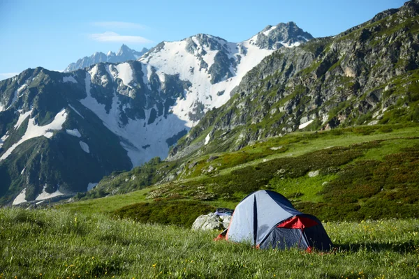 Палатка на лугу в высоких горах — стоковое фото