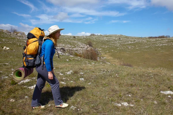 Backpacker meisje reizen in een steppe — Stockfoto