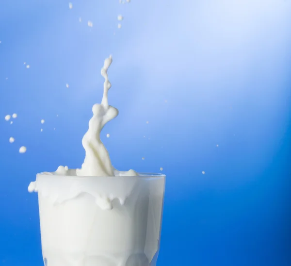 Melk splash uit glas — Stockfoto