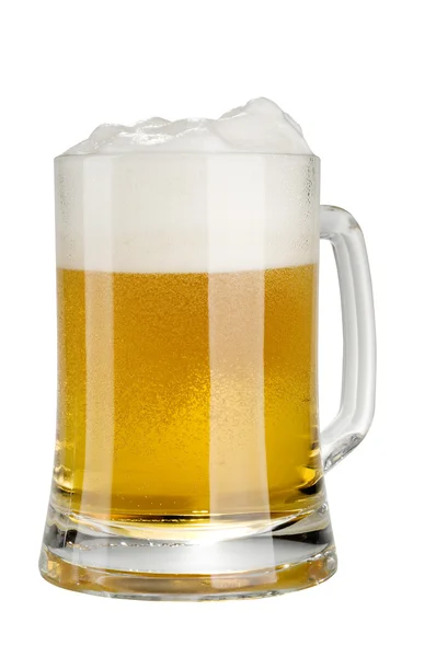 Caneca de cerveja leve com álcool com espuma isolada sobre branco — Fotografia de Stock