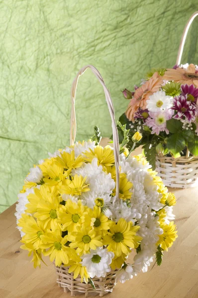 Květiny v košíku — Stock fotografie